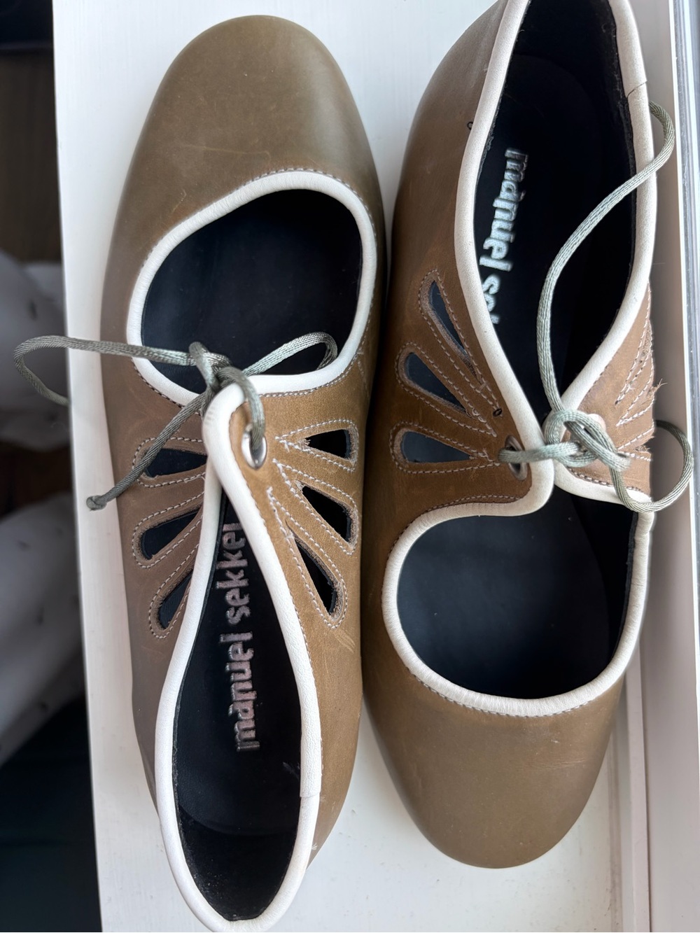 Manuel Skeel Olive Green Cutout leather Lace-Up Flats with Contrast Trim - Picture 2 of 6